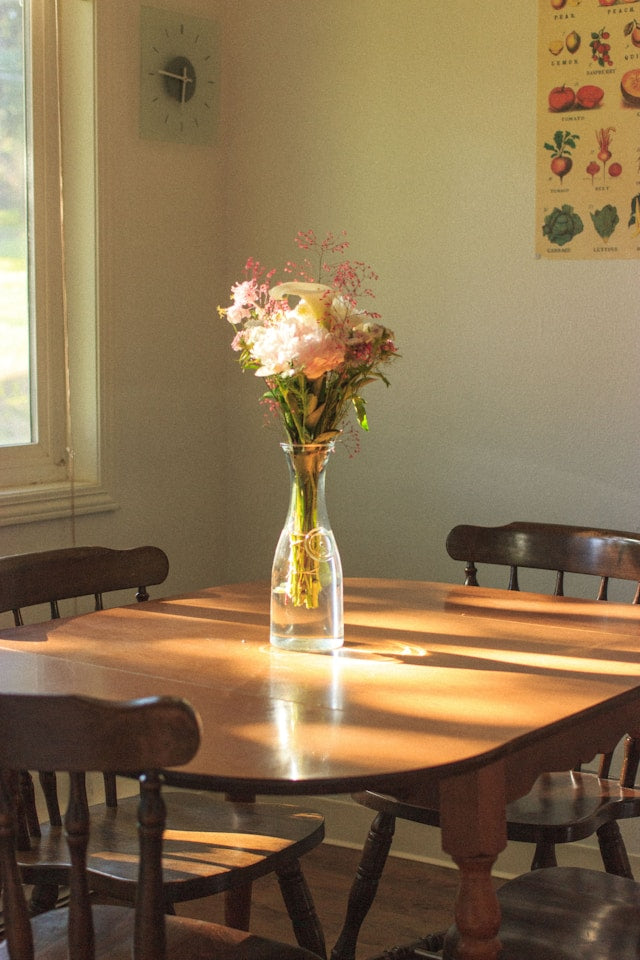 How to Decorate a Dining Room With a Textured Rug