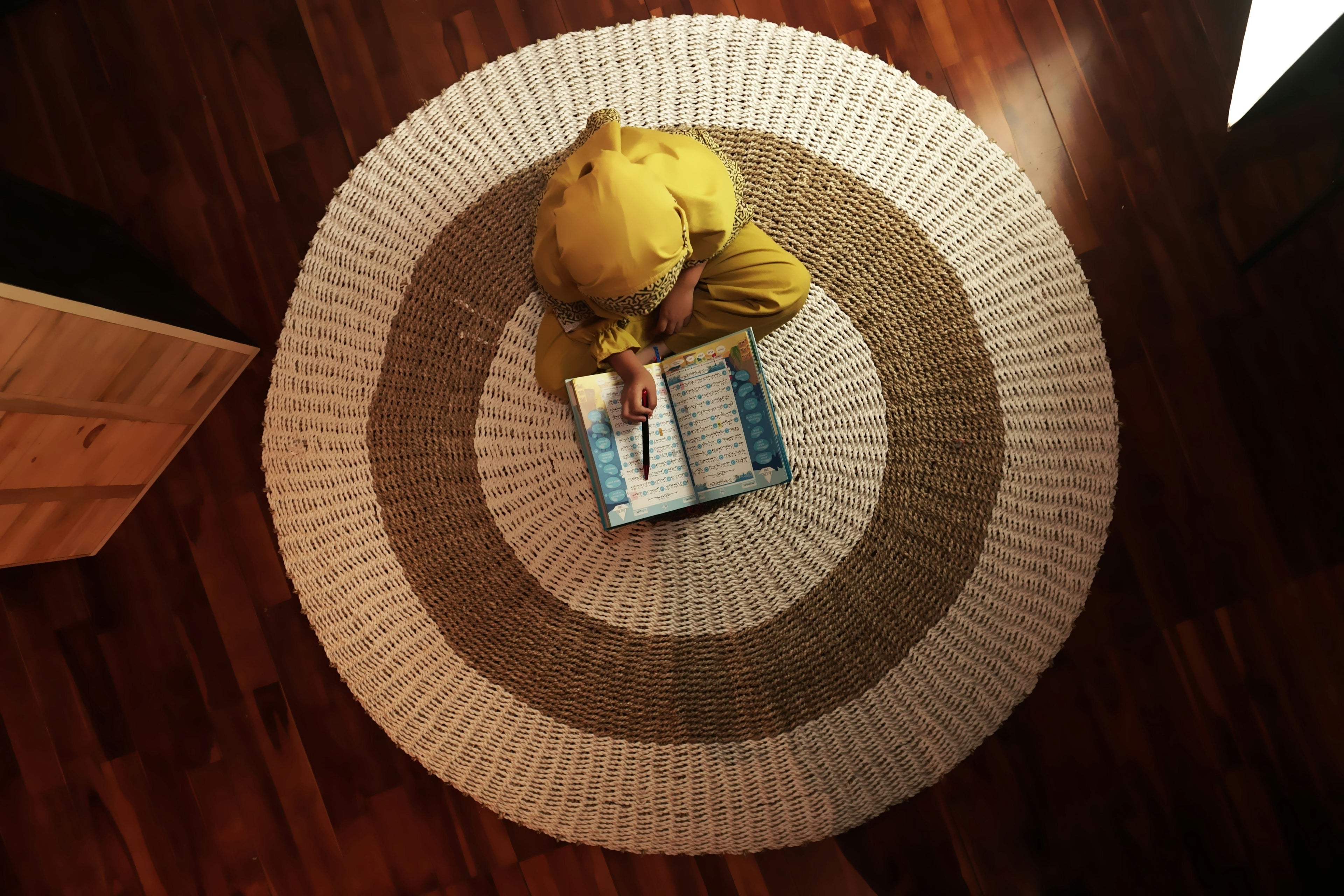 Why a 7ft Vintage Round Rug Works in Small Dining Spaces