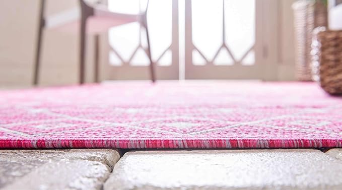 Unique Loom Outdoor Trellis Collection Area Rug - Tribal Trellis (4' 1" Round, Fuschia/ Gray)