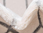 Unique Loom Marilyn Monroe Glam Collection Area Rug - Trellis (4' 1' x 6' 1' Rectangle, White Silver/ Silver)