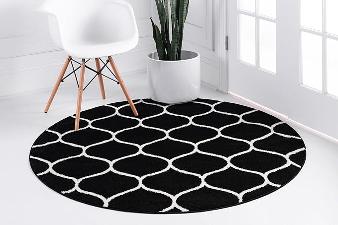 Rugs.com Lattice Frieze Collection Rug – 5' Round Black Medium Rug Perfect for Kitchens, Dining Rooms