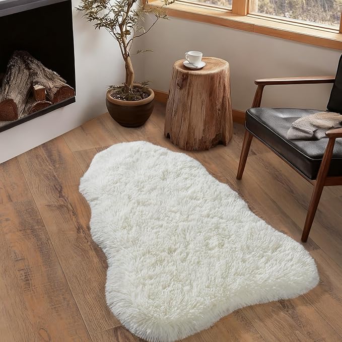 Small Rugs for Bedroom, Cream White Fluffy Shag Rug, 2x3 Ft Small Throw Rug, Soft Fuzzy Shaggy Bedside Rug for Indoor Home Decor Aesthetic