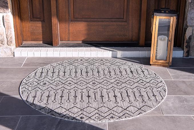 Unique Loom Outdoor Trellis Collection Area Rug - Tribal Trellis (5' 3" Round, Gray/ Black)