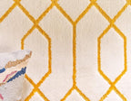 Unique Loom Marilyn Monroe Glam Collection Area Rug - Trellis (5' 3' x 8' Rectangle, White Gold/ Gold)