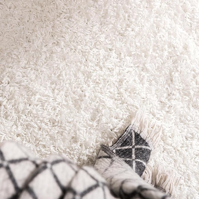 Unique Loom Solid Shag Collection Area Rug (4' 1" Round, Snow White)