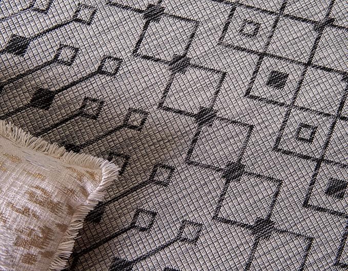 Unique Loom Outdoor Trellis Collection Area Rug - Tribal Trellis (6' 1" x 9' Rectangle, Gray/ Black)