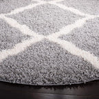 SAFAVIEH Dallas Shag Collection Area Rug - 4' Round, Grey & Ivory, Trellis Design, Non-Shedding & Easy Care, 1.5-inch Thick Ideal for High Traffic Areas in Living Room, Bedroom (SGD257G)