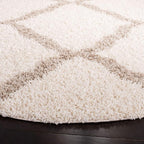 SAFAVIEH Dallas Shag Collection Area Rug - 4' Round, Ivory & Beige, Trellis Design, Non-Shedding & Easy Care, 1.5-inch Thick Ideal for High Traffic Areas in Living Room, Bedroom (SGD257B)